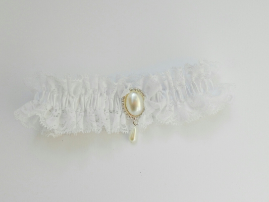Подвязка для невесты на ногу ! Цвет белый с брошью Арт 1-10