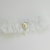 Подвязка для невесты на ногу ! Цвет белый с брошью Арт 1-10