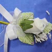 Бутоньерка в белом цвете . Арт 02-36