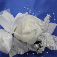 Бутоньерка в белом цвете . Арт 02-39