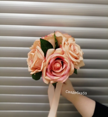 Свадебный букет дублер . Цвет персиковый 7 роз Арт 0-002