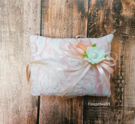 Свадебная подушечка для колец . В персиковом цвете Арт 157