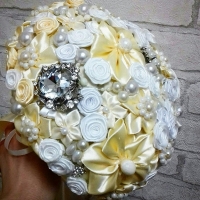 Букет дублер на свадьбу для невесты в молочном цвете , атласные розы с брошками Арт 0-018