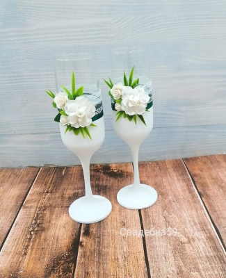 Свадебные бокалы для жениха и невесты в бело-изумрудном цвете с цветами и зеленью  . Арт 0966