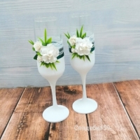 Свадебные бокалы для жениха и невесты в бело-изумрудном цвете с цветами и зеленью  . Арт 0966