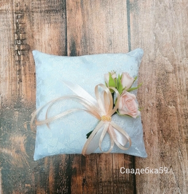 Подушка на свадьбу для колец с букетиком в персиковом цвете для невест и жениха . Арт 171
