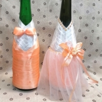 Свадебное украшение на бутылки , жених невеста , в персиковом цвете Арт 0113