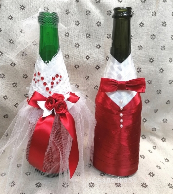 Одежда на бутылки шампанского на свадьбу для жениха и невесты в бордовом цвете Арт 0115