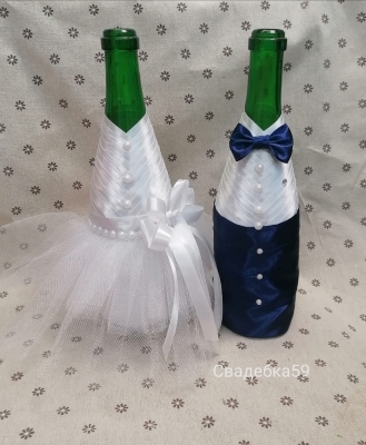 Одежда на бутылки шампанского, на свадьбу, жених и невеста, в бело-синем цвете Арт 0120