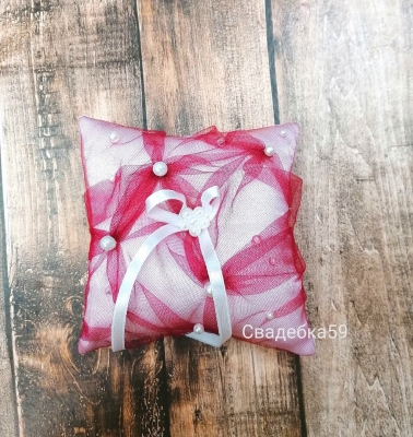 Подушнчка для колец с фатином в бордовом цвете . Арт 178