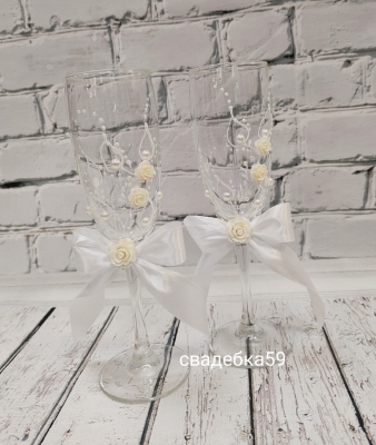 Свадебные бокалы для молодоженов в белом цвете Арт 0949