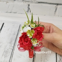 Бутоньерка для жениха и друзей жениха, в красном цвете Арт 01-32