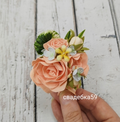 Бутоньерка для жениха и друзей жениха на свадьбу в персиковом цвете Арт 01-34