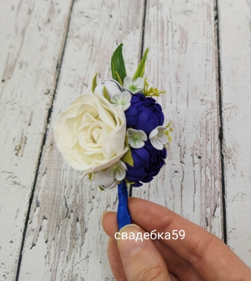 Бутоньерка для жениха и друзей жениха на свадьбу в бело-синем цвете Арт 01-36