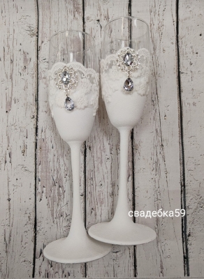 Свадебные бокалы для молодоженов в белом цвете с брошью Арт 0939