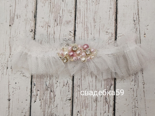 Подвязка на ногу для невесты на свадьбу с бусинами и стразами в нежно розовом цвете Арт 0-90