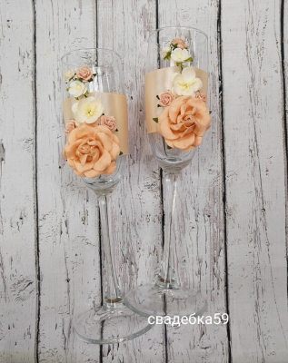 Свадебные бокалы для жениха и невесты в персиковом цвете Арт 0936