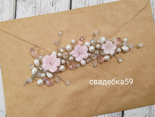 Свадебная веточка для волос в прическу невесте, нежно-розовая с полимерными цветочками Арт 0098