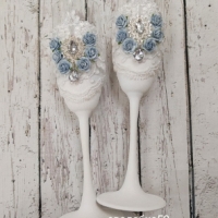 Бокалы для молодоженов в пыльно голубом цвете, с брошью c серебром Арт 0932