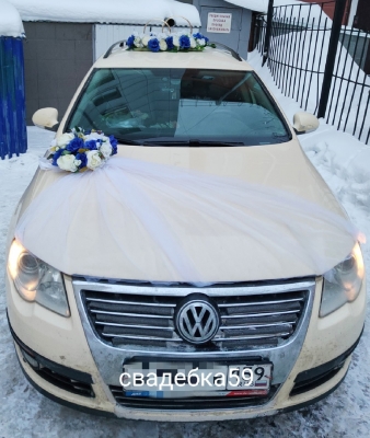 Оформление на свадебный автомобиль в бело синем цвете, кольца на крышу, украшение на капот Арт КМ-001