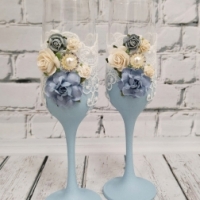 Бокалы на свадьбу для жениха и невесты в пыльно голубом цвете с кружевом и цветами Арт 0926