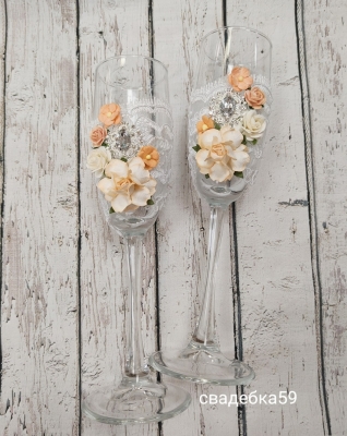 Бокалы на свадьбу для невесты и жениха в персиковом цвете с брошью, кружевом и цветами Арт 0928