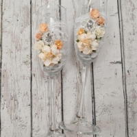 Бокалы на свадьбу для невесты и жениха в персиковом цвете с брошью, кружевом и цветами Арт 0928