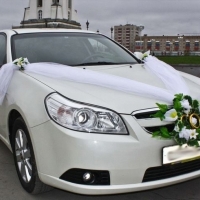 Украшение на капот для оформления свадебной машины в белом цвете