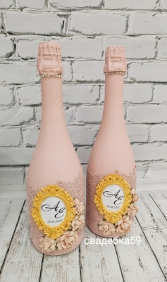 Декор на свадебные бутылки шампанского, именное в пудровом цвете с цветами Арт 0109