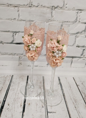 Свадебные бокалы для невесты и жениха в пудровом цвете, брошь, кружево, цветы Арт 0929