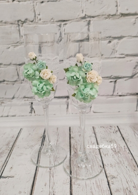 Свадебные бокалы в мятном цвете, кружево, цветы Арт 0931
