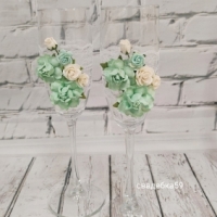 Свадебные бокалы в мятном цвете, кружево, цветы Арт 0931