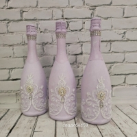 Декор на бутылку шампанского, на свадьбу, в сиреневом цвете, с кружевом и брошью Арт 0112