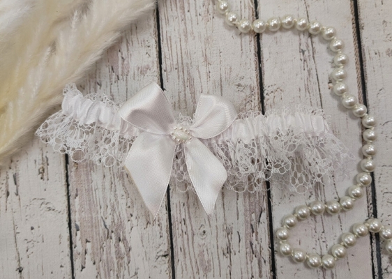 Свадебная подвязка на ногу для невесты в белом цвете Арт 1-00