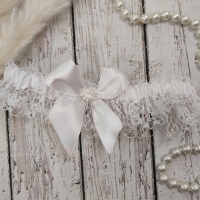 Свадебная подвязка на ногу для невесты в белом цвете Арт 1-00