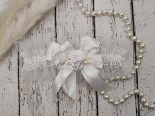 Свадебная подвязка на ногу для невесты в белом цвете Арт 1-02