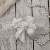 Свадебная подвязка на ногу для невесты в белом цвете Арт 1-02