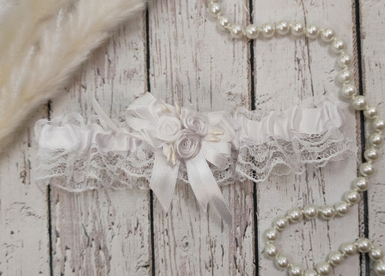 Свадебная подвязка на ногу для невесты в белом цвете Арт 1-03