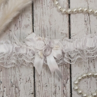 Свадебная подвязка на ногу для невесты в белом цвете Арт 1-03