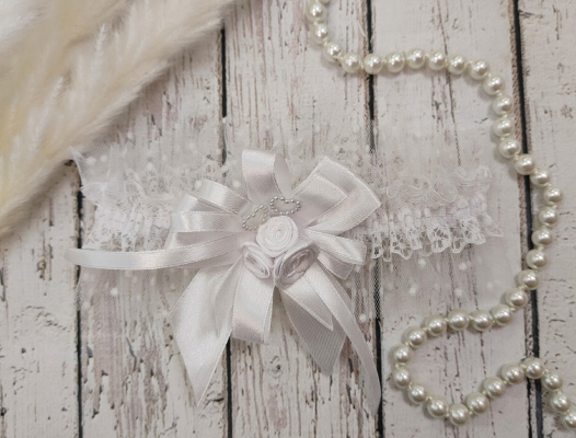 Свадебная подвязка на ногу для невесты в белом цвете