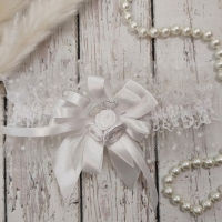 Свадебная подвязка на ногу для невесты в белом цвете