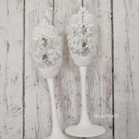 Свадебные бокалы для жениха и невесты в белом цвете с кружевом и брошью Арт 0941