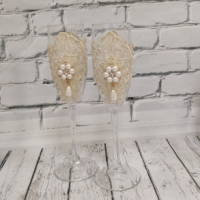 Свадебные бокалы для невесты и жениха в золотом цвете с кружевом и брошью Арт 0942