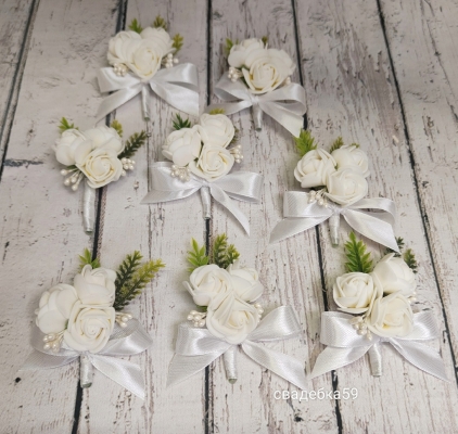 Бутоньерки для жениха и друзей жениха в белом цвете с зеленью на булавочке (изготовим в любом цвете) Арт 0128