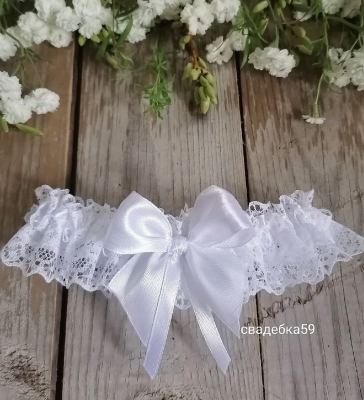 Свадебная подвязка на ногу для невесты в белом цвете Арт 1-06