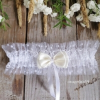 Подвязка на ногу для невесты на свадьбу в белом цвете с молочным бантиком Арт 1-07