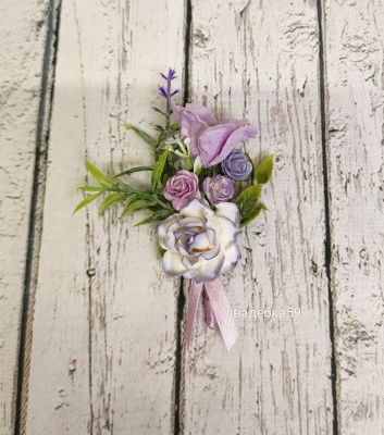 Бутоньерка на свадьбу для жениха в сиреневом цвете Арт 01-61