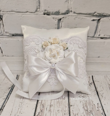 Свадебная подушка для колец в белом цвете с кружевом и цветами Арт 190