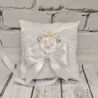 Свадебная подушка для колец в белом цвете с кружевом и цветами Арт 190