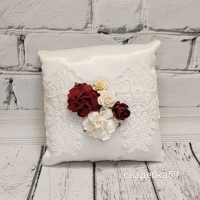 Подушка для колец на свадьбу в бело-бордовом цвете с цветами и кружевом Арт 191